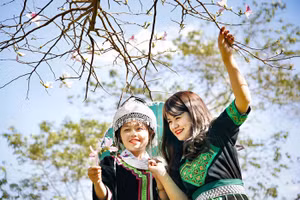 Thiếu nữ Điện Biên khoe sắc bên hoa Ban.