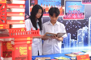 Học sinh Điện Biên tìm đọc các cuốn sách, truyện phù hợp với lứa tuổi. 