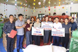 Báo Giáo dục và Thời đại cùng đoàn thiện nguyện Hoa Hoàng trao tặng nhu yếu phẩm, đồ dùng học tập cho Trường Mầm non Chiềng Sơ và Trường PTDTBT THCS Chiềng Sơ (Mường Luân). 