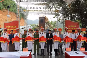 Các đại biểu thực hiện nghi thức cắt băng khánh thành khu tưởng niệm.