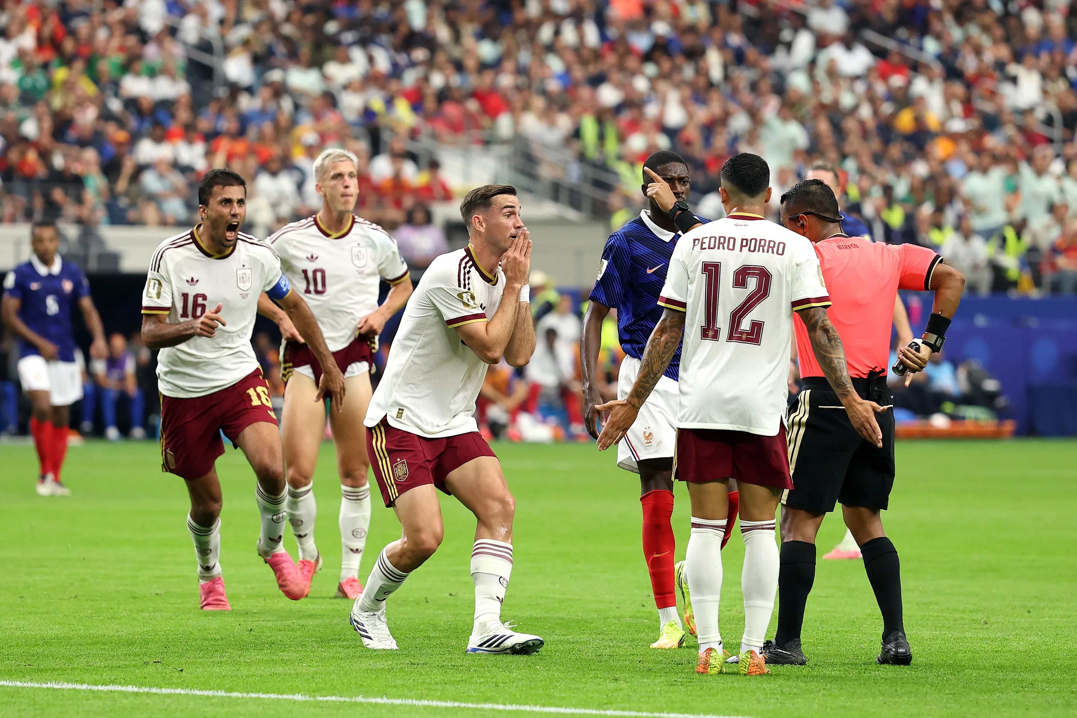 Trọng tài ‘bẻ còi’ khó hiểu ở bán kết World Cup 2026
