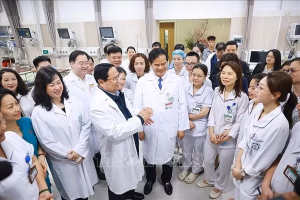 Thủ tướng thăm, chúc Tết, động viên y bác sĩ và bệnh nhân tại các bệnh viện