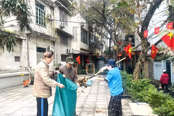 Các Tổ “Kim Liên sạch - Môi trường xanh” thực hiện công tác đảm bảo vệ sinh môi trường trên địa bàn.