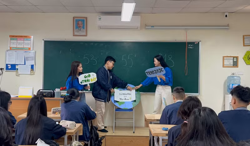 Sinh viên trường báo tích cực lan tỏa thông điệp Giờ Trái đất 2024