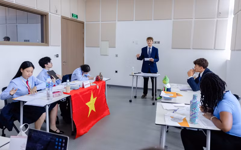 Đội Việt Nam thẳng tiến vào tiền tứ kết cuộc thi tranh biện lớn nhất thế giới