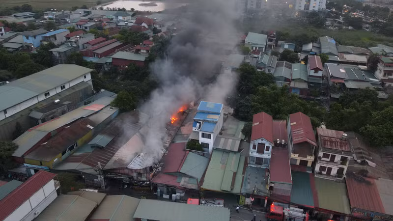 Cháy xưởng sửa ô tô cột khói bốc cao hàng chục mét