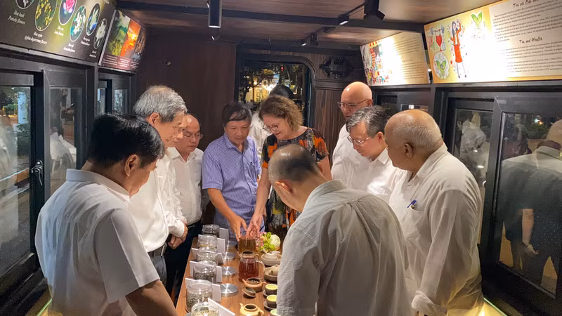 Vừa qua 'Tuyến tàu điện số 6' đã đón Ngài Đại sứ đặc mệnh toàn quyền Cộng hòa Cuba tại Việt Nam Orlando Nicolas Hernandez Guillen đến trải nghiệm Không gian văn hóa Trà Việt. Thích thú trải nghiệm 'Bảo tàng mini' ẩm thực đầu tiên ở Hà Nội