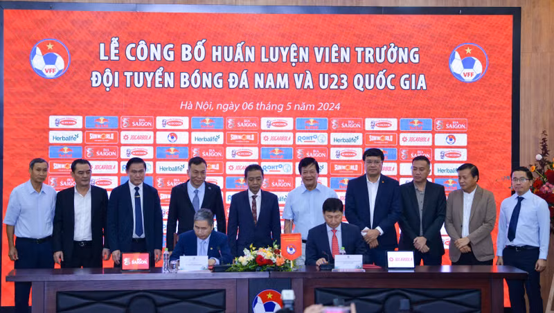 Tân HLV Trưởng đội tuyển bóng đá Nam và U23 Việt Nam chính thức ra mắt