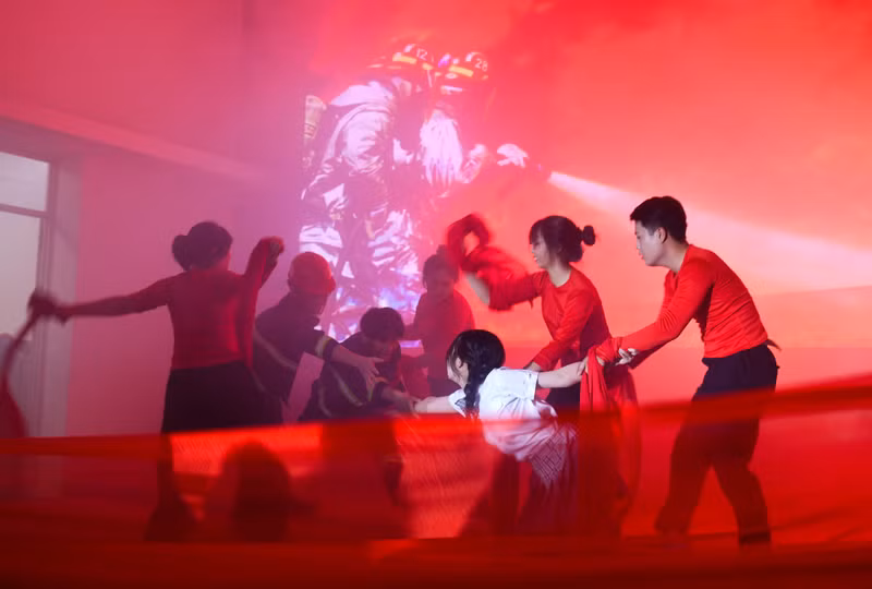 Sinh viên thực hiện Chiến dịch Tri ân lực lượng Phòng cháy chữa cháy