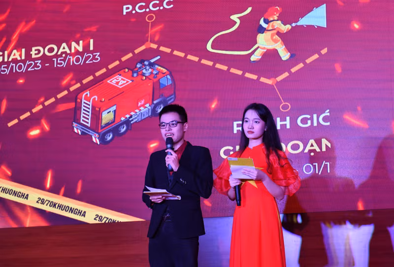 Sinh viên thực hiện Chiến dịch Tri ân lực lượng Phòng cháy chữa cháy