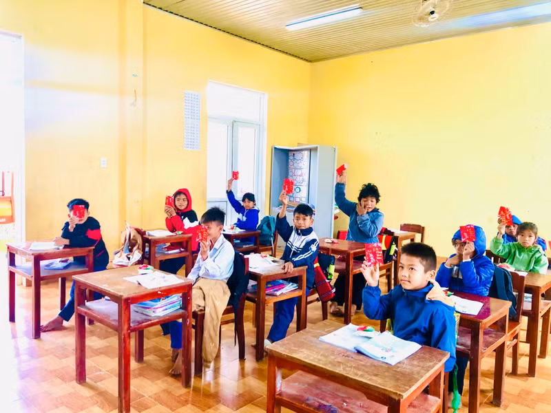 Trở lại trường sau Tết, học sinh miền núi Quảng Trị được thầy cô 'mừng tuổi' 