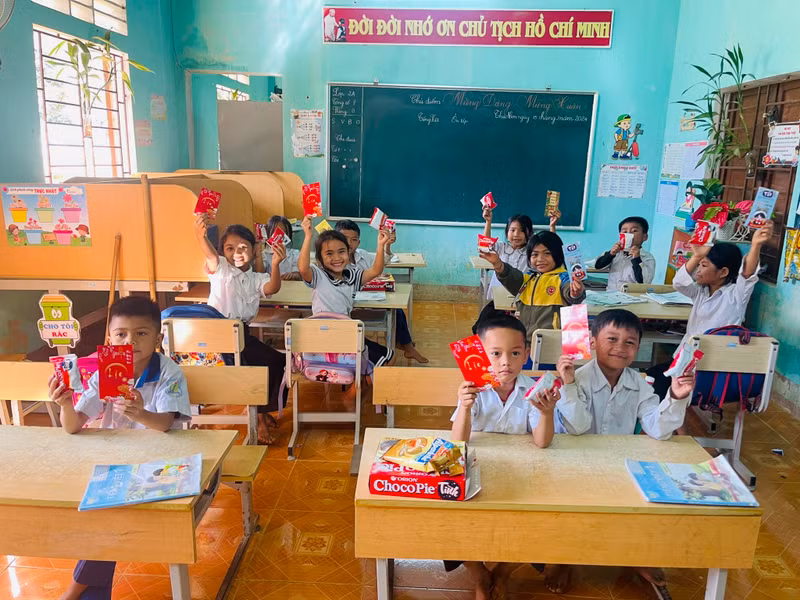 Trở lại trường sau Tết, học sinh miền núi Quảng Trị được thầy cô 'mừng tuổi' 