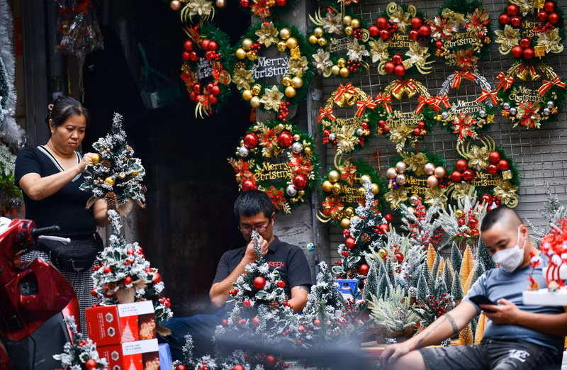 Phố Hàng Mã lung linh sắc màu trước thềm Giáng sinh