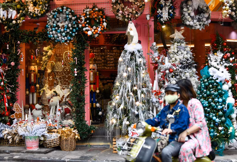 Phố Hàng Mã lung linh sắc màu trước thềm Giáng sinh
