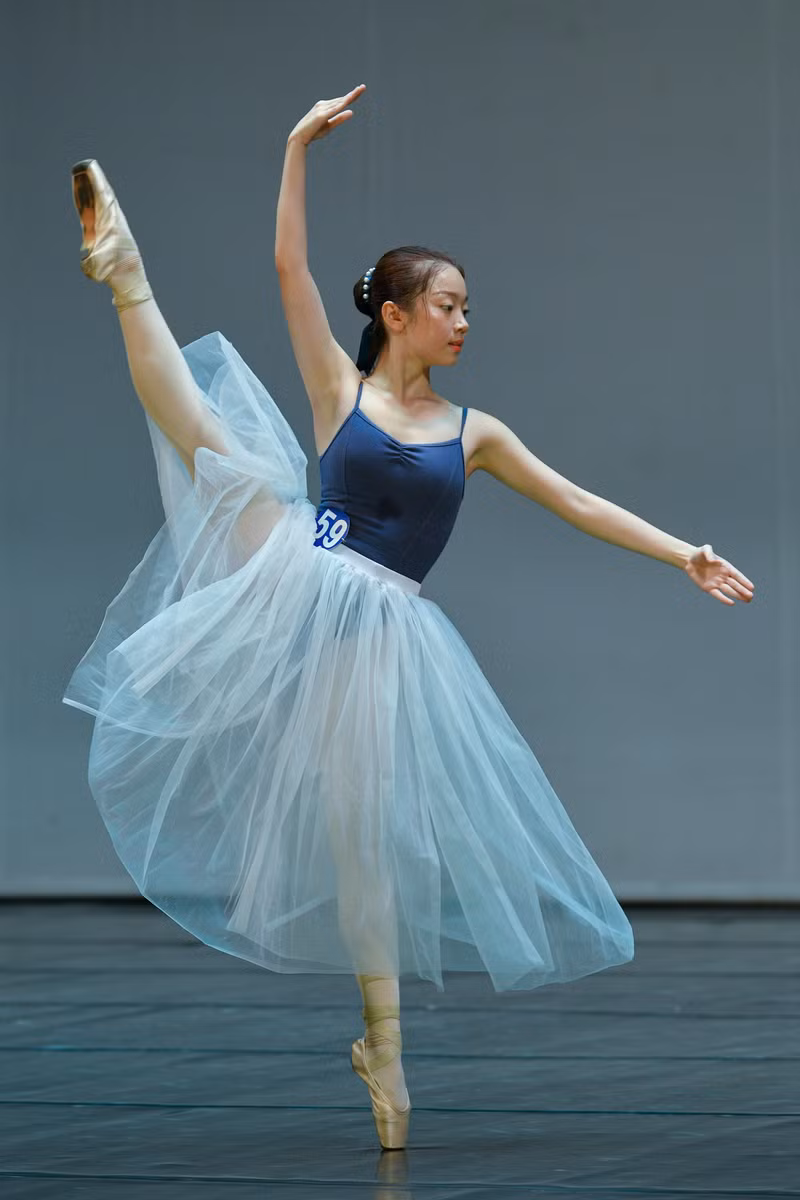 Để có thể đứng dáng trên mũi chân, uyển chuyển nhẹ nhàng như thiên nga, các nữ sinh múa trải qua không biết bao nhiêu chấn thương, đau đớn. Ngắm 'thiên nga' bay lượn trong kỳ thi tốt nghiệp trường Múa