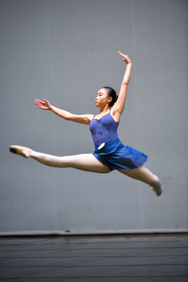 Các nữ sinh đeo số báo danh, thể hiện các động tác trong Múa ballet Cổ điển châu Âu để Ban giám khảo chấm điểm trực tiếp. Ngắm 'thiên nga' bay lượn trong kỳ thi tốt nghiệp trường Múa