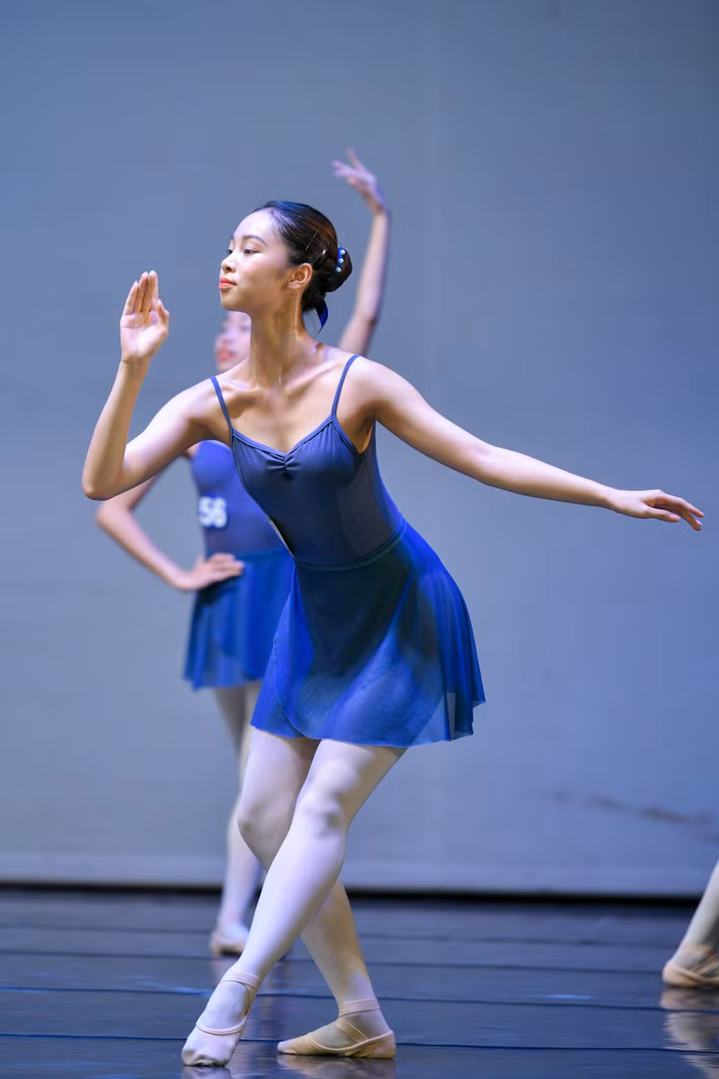 Những cô gái từng cùng nhau học tập, rèn luyện từ những bước đi dáng đứng đầu tiên trên sàn tập, nay lại cùng nhau trình diễn lần cuối tại sân khấu lớn nhất của trường. Ngắm 'thiên nga' bay lượn trong kỳ thi tốt nghiệp trường Múa