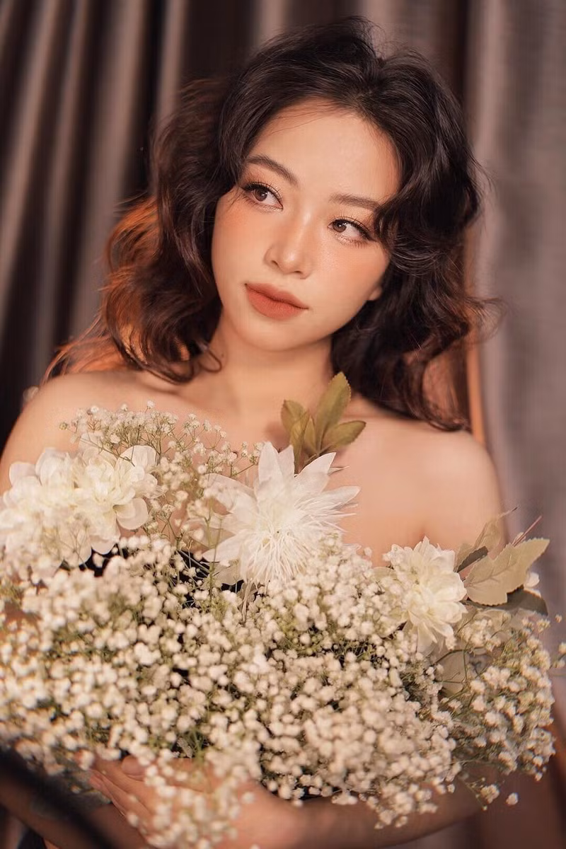 Cô nàng không chỉ thông minh, học giỏi mà còn sở hữu một vẻ đẹp ngoại hình cuốn hút, nổi bật trên sân khấu. Nữ sinh tài năng, xinh đẹp đam mê ngành Tài chính Ngân hàng