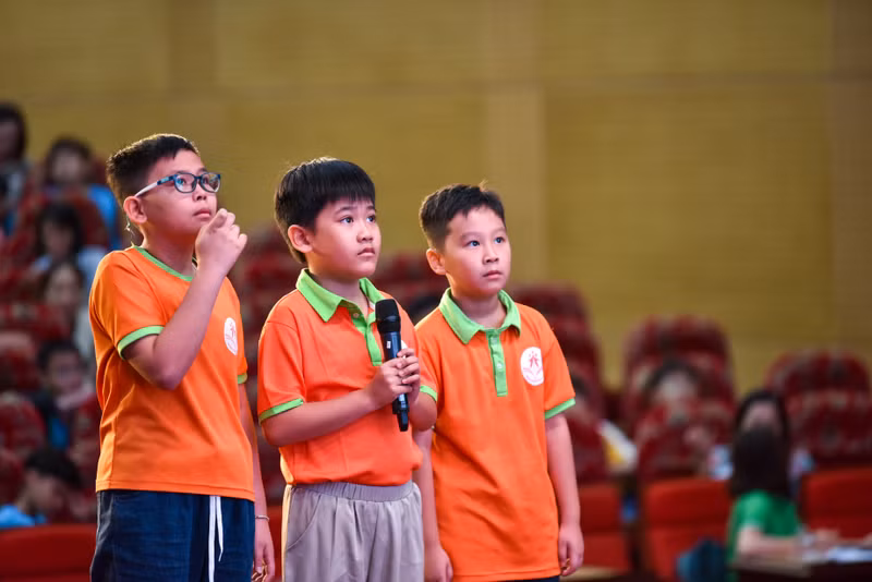 Vòng chung kết được diễn ra tại Hà Nội gồm 240 thí sinh ở các khối đấu khác nhau từ mầm non đến lớp 7 để tìm ra những đội xuất sắc nhất tham gia cuộc thi Quốc Tế diễn ra tại Mỹ vào năm 2025. Lộ diện Quán quân đấu trường tiếng Anh Olympia