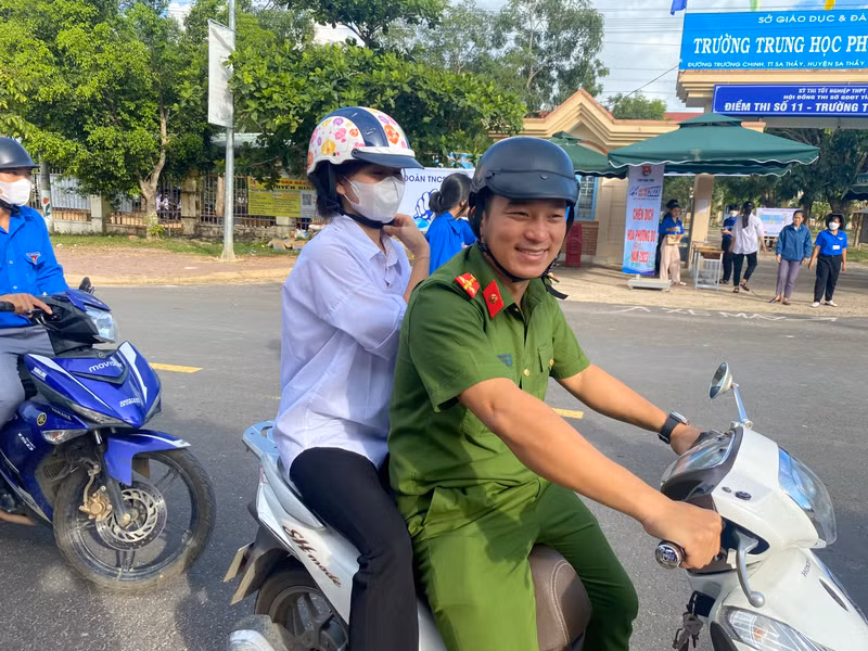 Những hình ảnh ý nghĩa trong kỳ thi tốt nghiệp THPT nơi phố núi