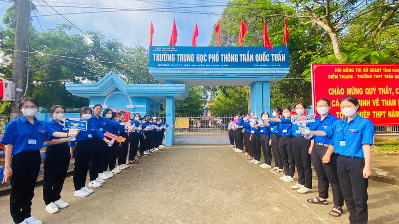 Những hình ảnh ý nghĩa trong kỳ thi tốt nghiệp THPT nơi phố núi