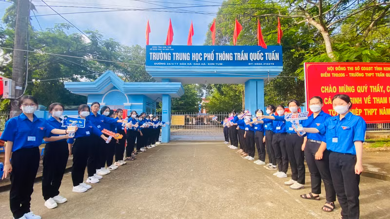 Những hình ảnh ý nghĩa trong kỳ thi tốt nghiệp THPT nơi phố núi