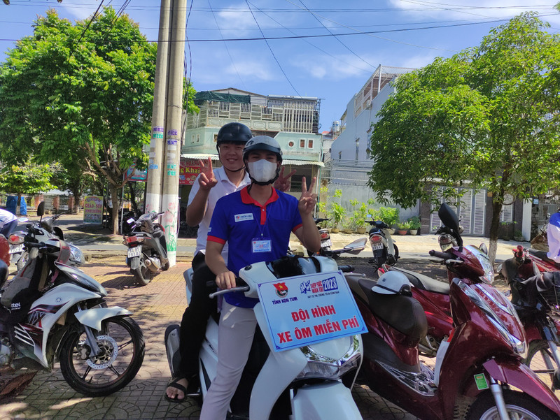 Những hình ảnh ý nghĩa trong kỳ thi tốt nghiệp THPT nơi phố núi