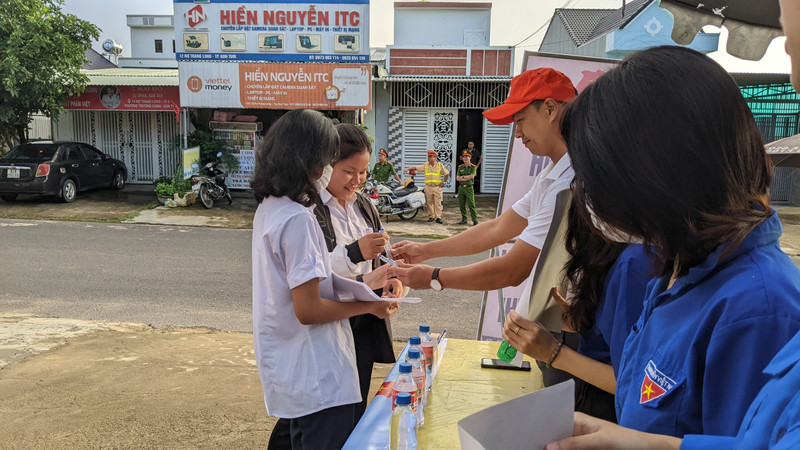 Những hình ảnh ý nghĩa trong kỳ thi tốt nghiệp THPT nơi phố núi