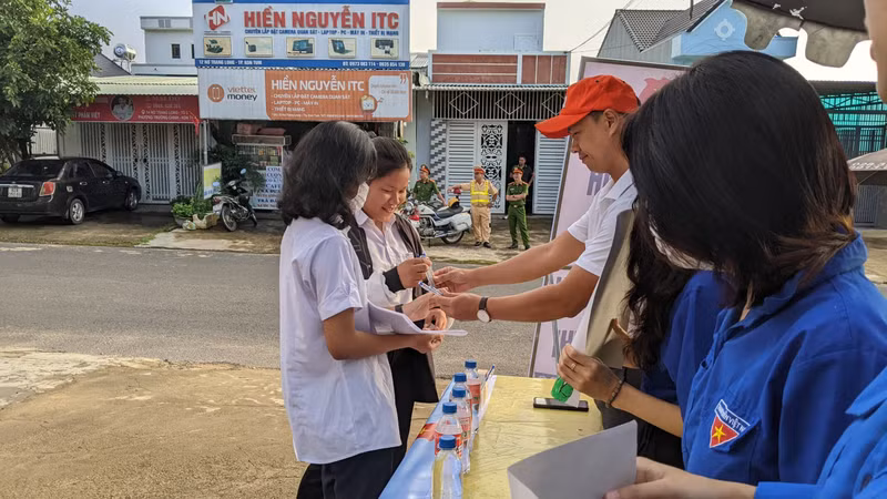 Những hình ảnh ý nghĩa trong kỳ thi tốt nghiệp THPT nơi phố núi