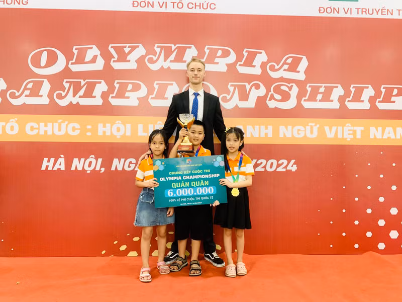 Kết quả chung cuộc Quán quân khối mầm non thuộc về đơn vị Trung tâm Anh ngữ Kite Quảng Trị. Lộ diện Quán quân đấu trường tiếng Anh Olympia