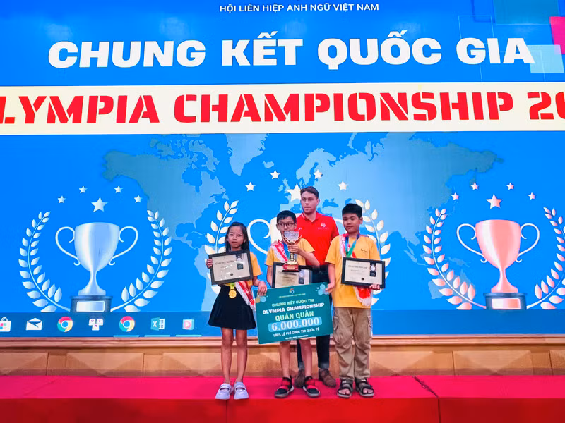 Quán quân khối 4-5 thuộc về đơn vị Trung tâm Anh ngữ The Bees Đà Nẵng. Lộ diện Quán quân đấu trường tiếng Anh Olympia