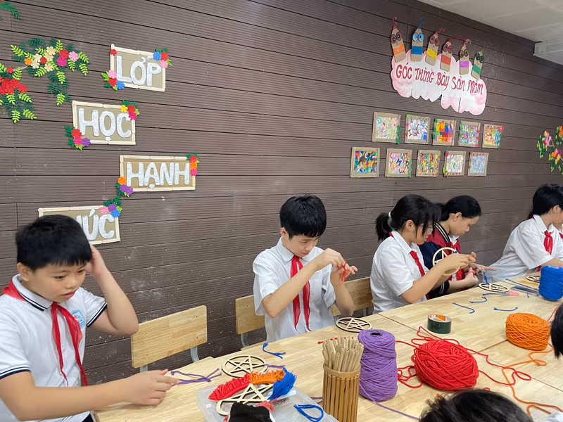 Học sinh Hà Nội làm đèn ông sao từ những vật liệu tái chế