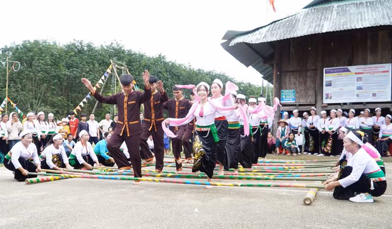 Người Mường vùng biên giới hân hoan đón Tết Độc lập