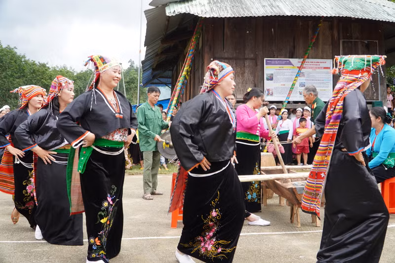 Người Mường vùng biên giới hân hoan đón Tết Độc lập