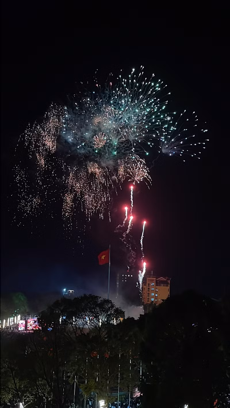 Rực rỡ pháo hoa đón Xuân Giáp Thìn ở phố núi Buôn Ma Thuột