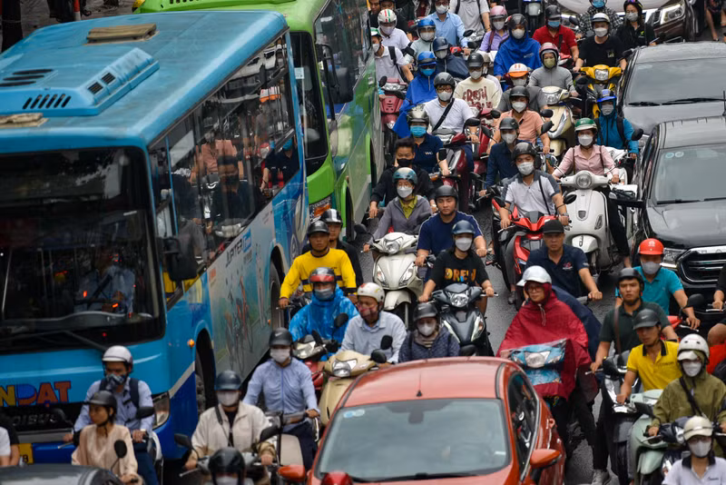 Lượng xe lớn dồn về trung tâm TP, khiến nhiều tuyến đường ùn ứ kéo dài. Nhiều tuyến phố ở Hà Nội ùn tắc ngày đầu tuần