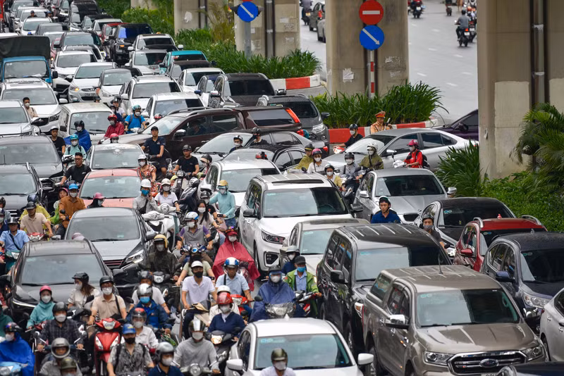 Tại nhiều điểm quay đầu xe, dù có lực lượng CSGT nhưng vẫn xảy ra ùn tắc do lượng phương tiện quá lớn. Nhiều tuyến phố ở Hà Nội ùn tắc ngày đầu tuần