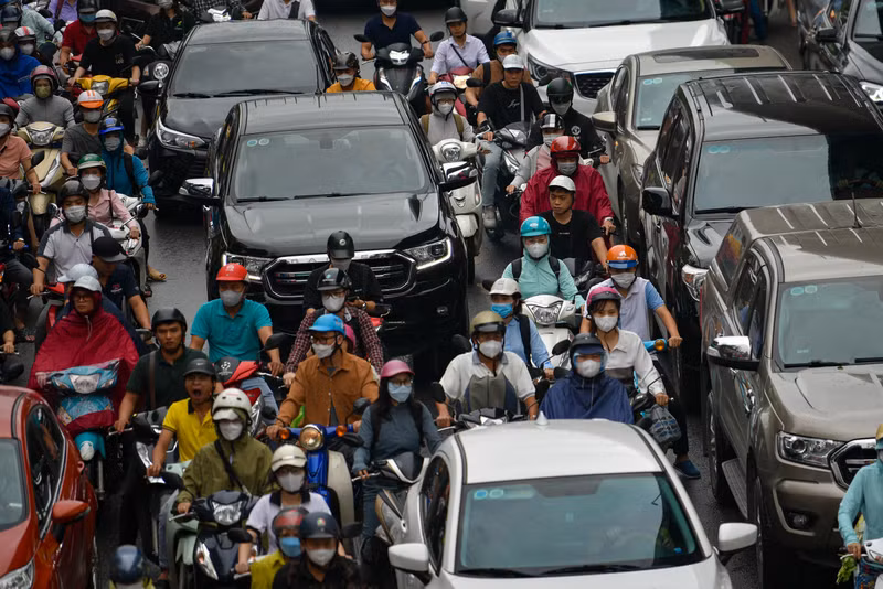 Nhiều người phải mất hàng giờ đồng hồ để di chuyển quãng đường chỉ vài km. Nhiều tuyến phố ở Hà Nội ùn tắc ngày đầu tuần