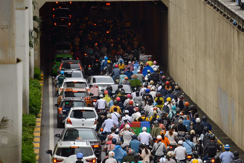 Phía trong hầm chui các xe di chuyển rất chậm. Nhiều tuyến phố ở Hà Nội ùn tắc ngày đầu tuần