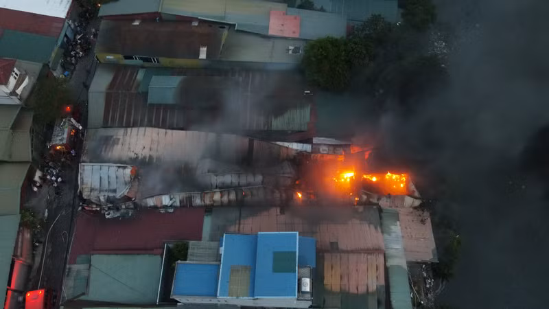 Cháy xưởng sửa ô tô cột khói bốc cao hàng chục mét