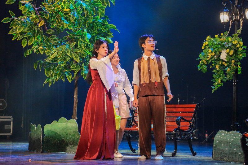 Phiêu cùng âm nhạc với TALES IN TUNE