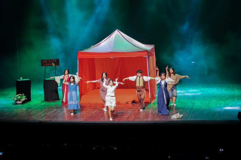 Phiêu cùng âm nhạc với TALES IN TUNE