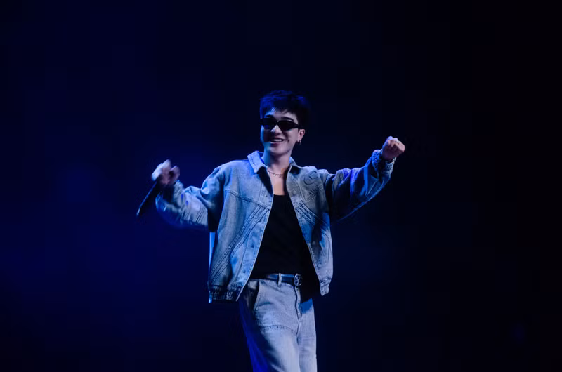 ...mà còn tài tình cân bằng thêm diễn xuất cũng như nhảy múa, tất cả hợp thành một thể thống nhất đa dạng nhưng vô cùng hài hòa. Phiêu cùng âm nhạc với TALES IN TUNE