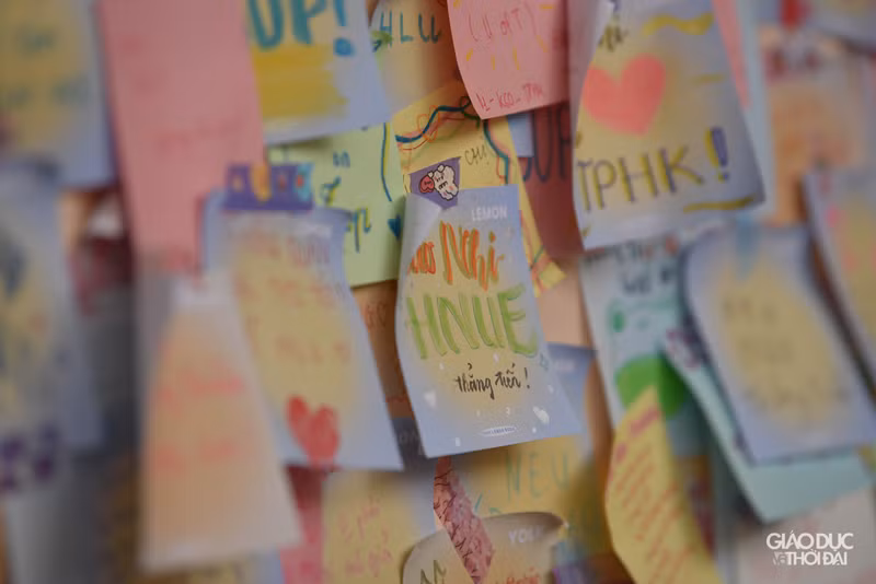 Nữ sinh trường Trần Phú xúc động ngày chia tay cuối cấp