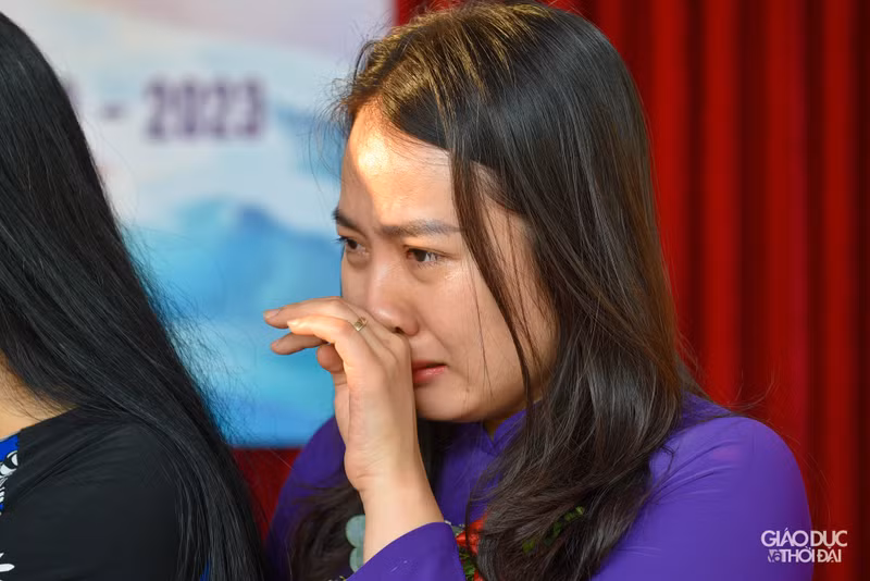 Nữ sinh trường Trần Phú xúc động ngày chia tay cuối cấp