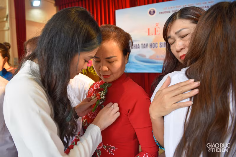 Nữ sinh trường Trần Phú xúc động ngày chia tay cuối cấp