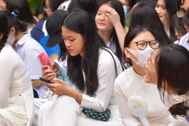 Nữ sinh trường Trần Phú xúc động ngày chia tay cuối cấp