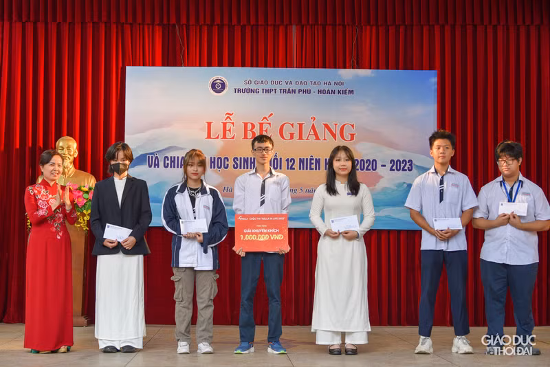 Nữ sinh trường Trần Phú xúc động ngày chia tay cuối cấp