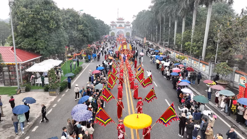 Du khách tấp nập trẩy hội Đền thờ Hai Bà Trưng