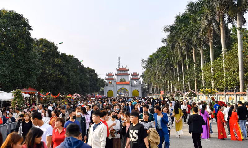 Du khách tấp nập trẩy hội Đền thờ Hai Bà Trưng